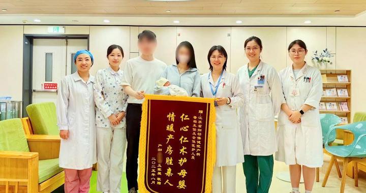 调皮宝宝腋窝夹住脐带，“生命线”险变“夺命索”