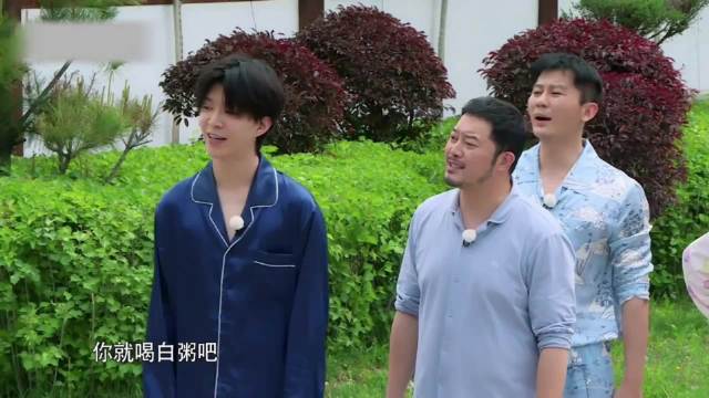 范丞丞抓彩带一把成功，姚译添急了：是不是作弊了？气的张嘴就骂