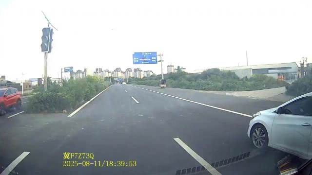 视频车反应迅速仍被撞