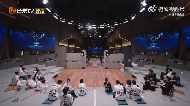 张远俞灏明王栎鑫出场自备红毯