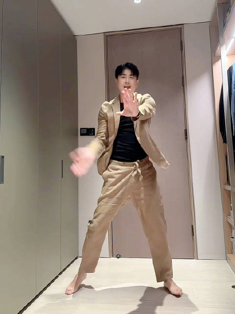 保剑锋光脚跳EXO热曲MAMA引热议