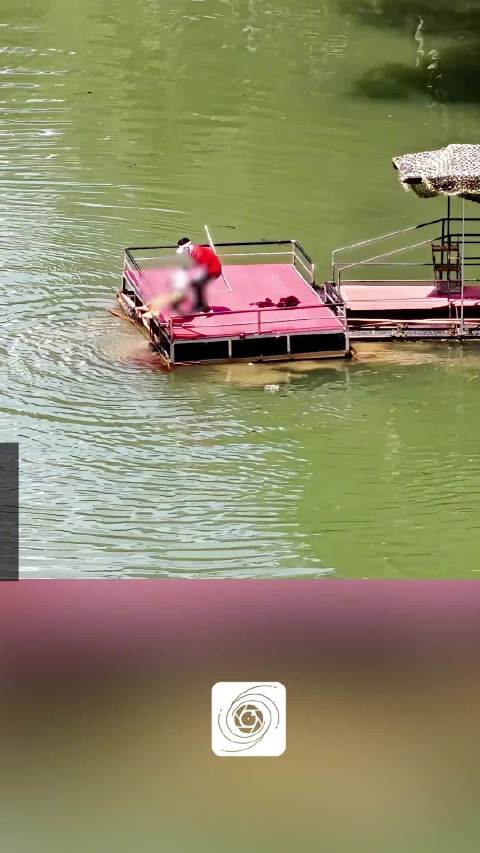 蹦极绳疑断裂游客坠水