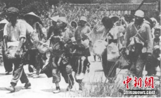 图为前往葫芦岛途中的日侨。摘自《葫芦岛百万日侨大遣返》