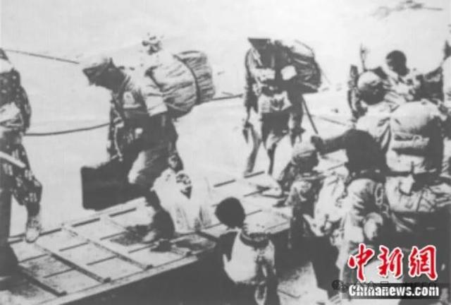 图为在葫芦岛港上船的日侨。摘自《葫芦岛百万日侨大遣返》