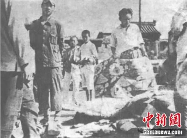 图为日侨变卖东西。摘自《葫芦岛百万日侨大遣返》