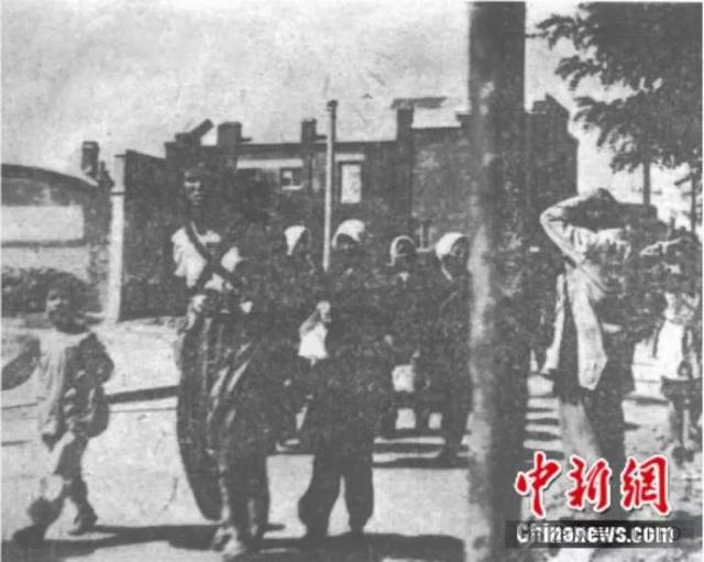图为逃难的日侨。摘自《葫芦岛百万日侨大遣返》