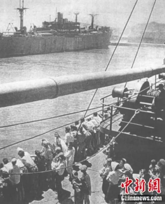 图为驶出葫芦岛港的遣侨船只。摘自《葫芦岛百万日侨大遣返》