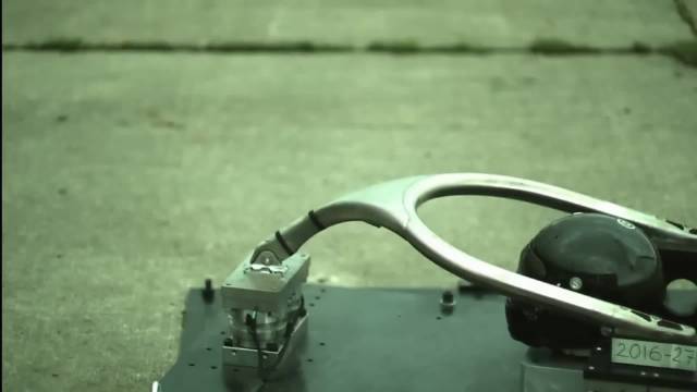 人字拖，F1赛车的保命部件，撞飞起来了车手也没事