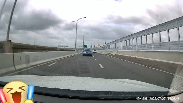 视频车没问题，这种汇入口应该交替通行，视频车已经让前车过了，轮到他过了