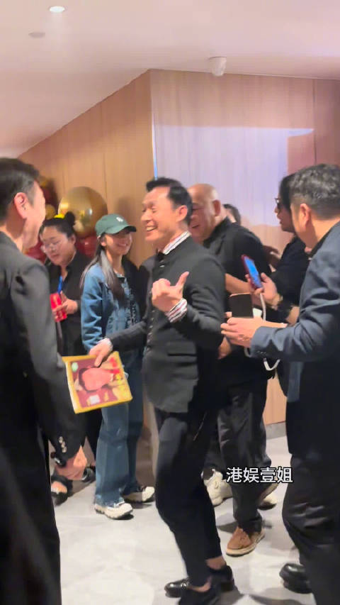 前TVB演员张国强片场吃盒饭，曾因粉丝爬楼探班感动握手