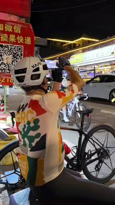 成都潮人驾小鹏P7车队巡街引围观，新车上市7分钟订单破万