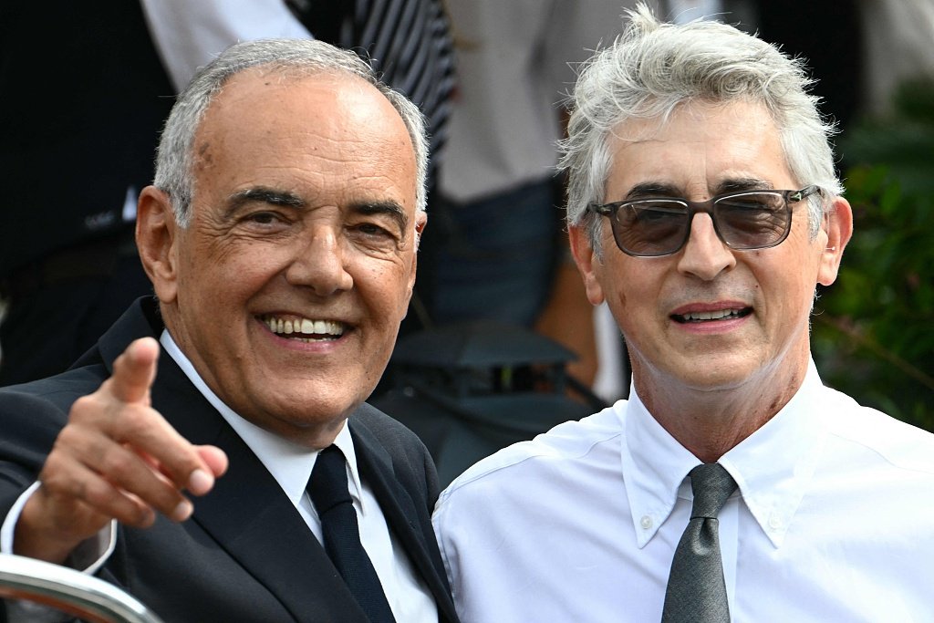 阿尔贝托·巴贝拉（左）与今年的主竞赛单元评委会主席亚历山大·佩恩。