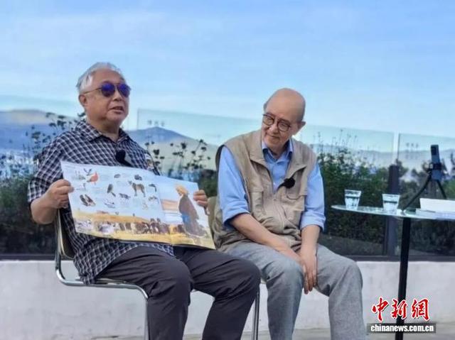 2018年,杨恩生(左)与曾孝濂(右)在云南苍山参加生态主题座谈活动时的合影。(资料图,浙江自然博物院供图)
