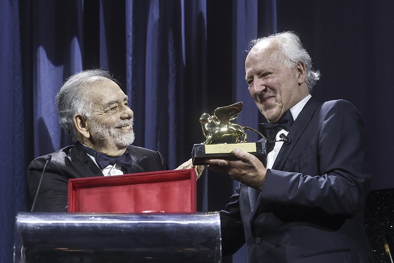 科波拉（左）为赫尔佐格颁发终身成就金狮奖。