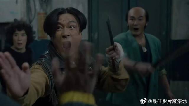 古惑仔专属音乐响起，吴镇宇和方中信拎刀准备砍人