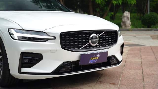 沃尔沃S60与奥迪A4L对决，运动格调如何平衡