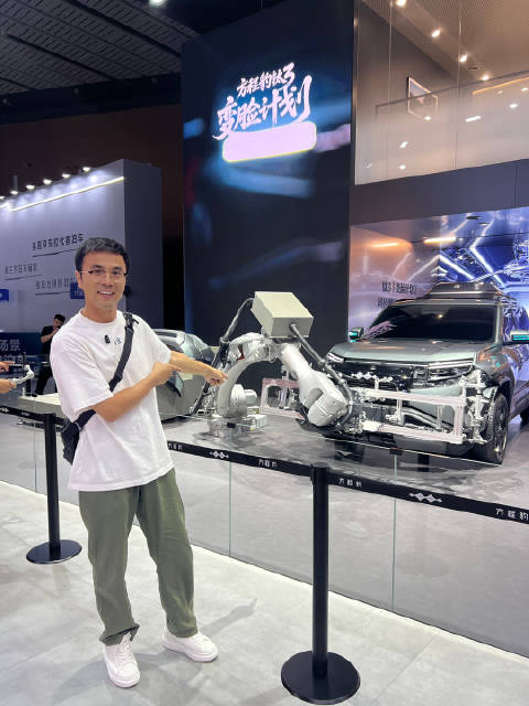 比亚迪现场玩“变脸”，用机械臂给钛3更换3种不同前脸，有点意思