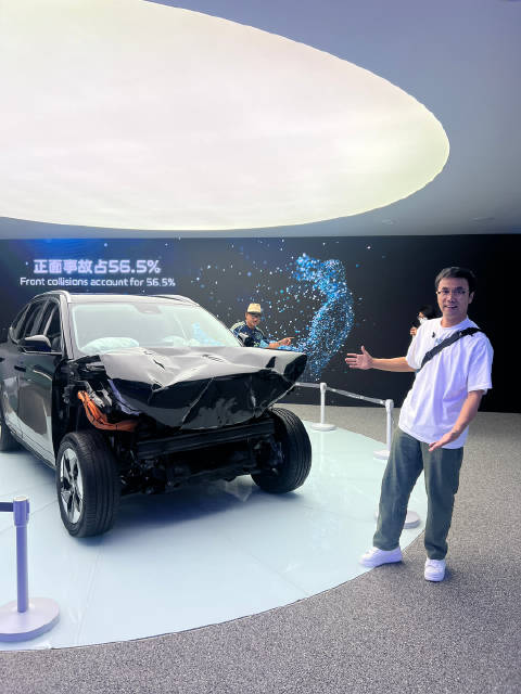 吉利银河展台竟然放了一辆银河E5的“事故车”