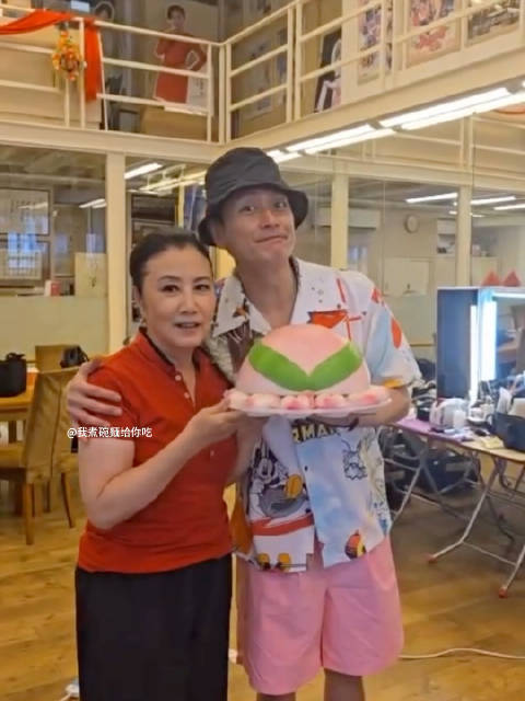 黄宗泽为汪明荃庆78岁生日，捧蛋糕送祝福