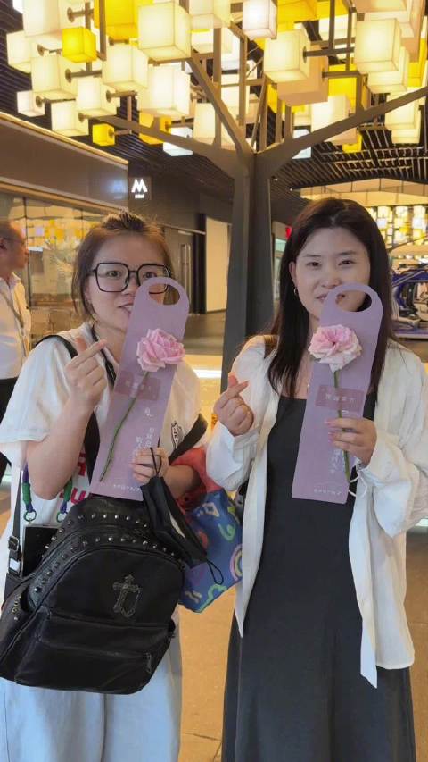 成都车展万朵玫瑰赠市民，七夕夜传递城市温情