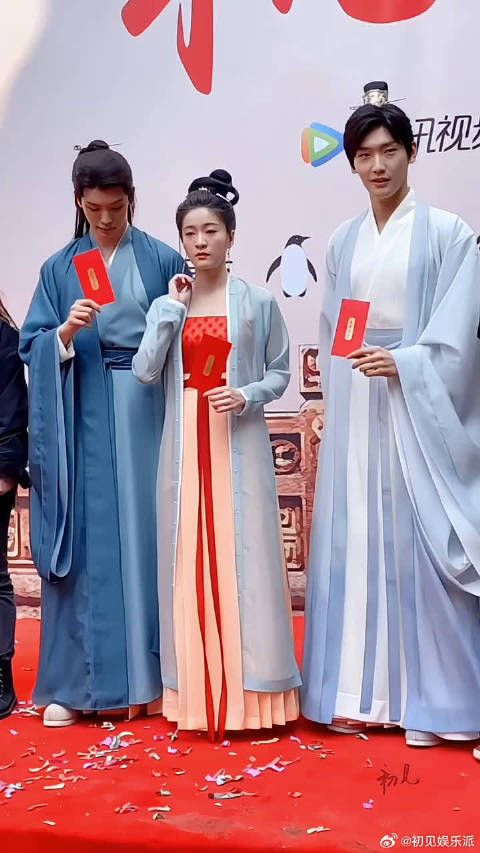 新剧开机主演张雪迎，两边分别是男主男二号