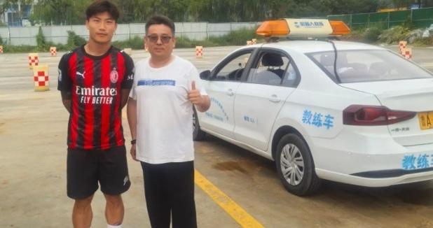 儿毛梦？谢文能身穿AC米兰新赛季球衣在驾校学车