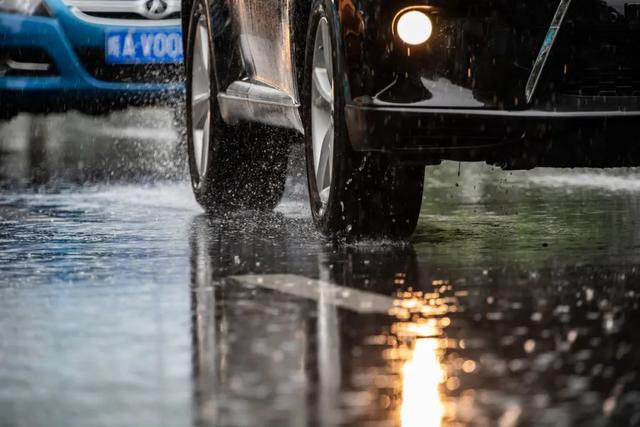 法官来科普：车辆因暴雨进水受损，能得到保险理赔吗？