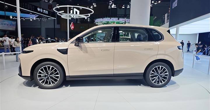 零跑亮相成都车展 第10000辆B01交付：B10新车漆免费送