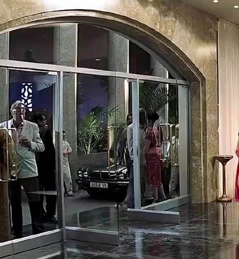 当007一身乞丐状来到高级酒店