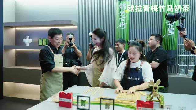 车展秒变粉丝见面会，魏建军收非遗竹扇乐开怀