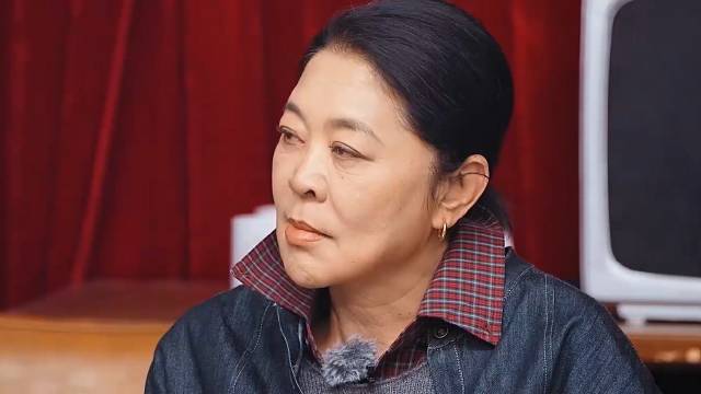 洪尧犹豫很久，不知道要不要讲内心深处的话题，艺员们很关注