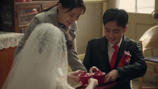 何向东和李雯两人恭敬地向长辈们一一敬茶