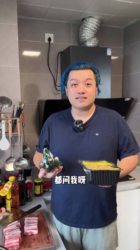 尤浩然示范北京炸酱面制作，小火慢熬酱香四溢