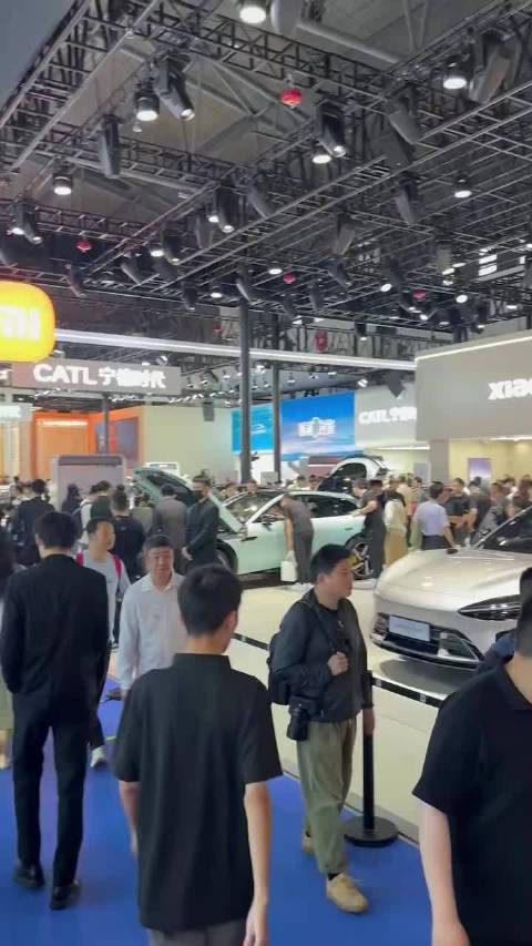 成都车展小米展台人气爆棚，宠粉服务引行业关注