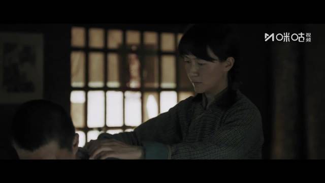 焦俊艳为白恩处理枪伤发现背部伤痕，致敬前线战士