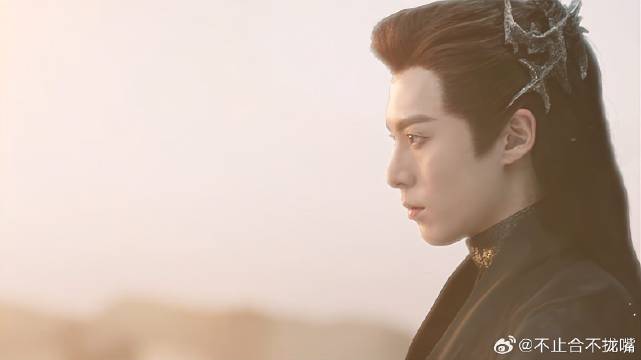 月尊媳妇的特别待遇，跟着东方青苍，享受全月族的跪拜！