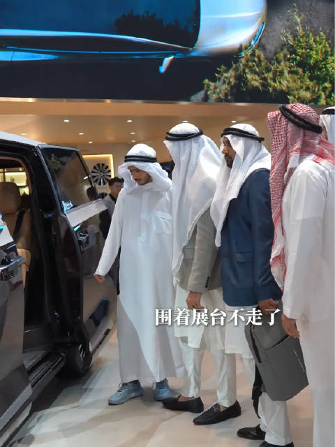 中东游客逛成都车展现场下单