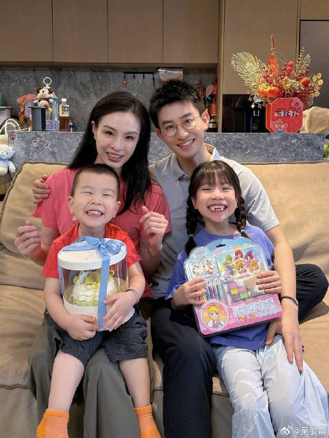吴敏霞晒一家四口合照