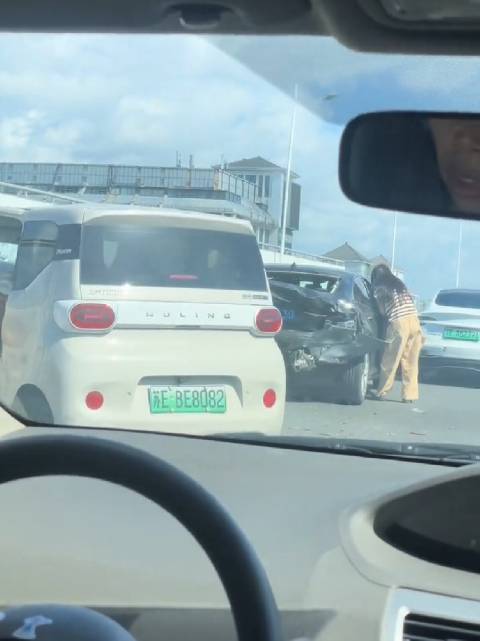 视频：五菱撞迈锐宝致严重损毁,事故现场引关注