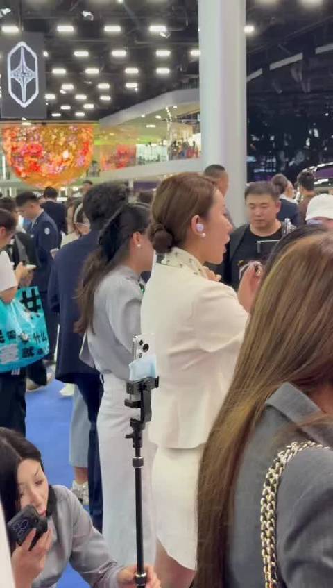 车展上“极其热闹”的一幕