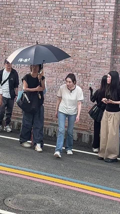 李小冉撒贝宁同框引惊叹，49岁状态反差大