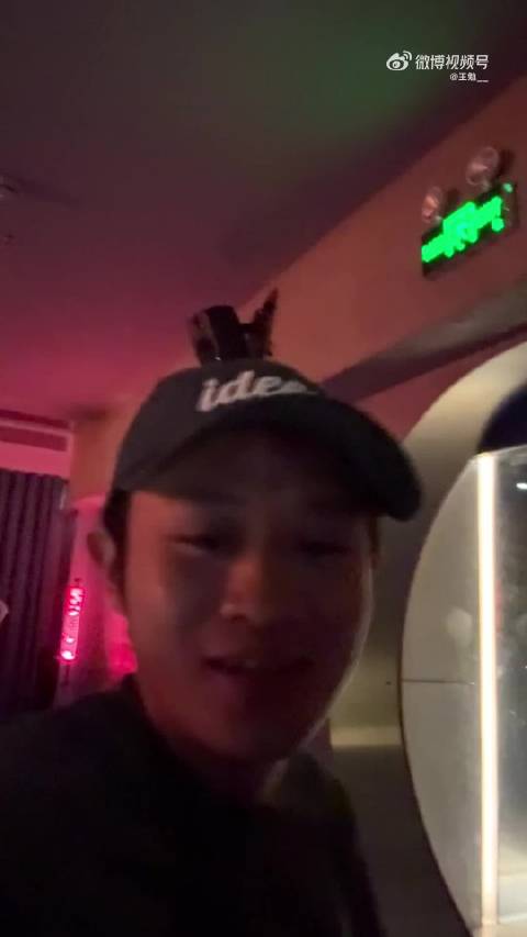 王勉何广智聚餐买单引热议，脱口秀兄弟欢乐互动