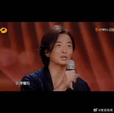 王菲节目重逢重庆森林摄影大叔，何炅曝其笑场未翻译