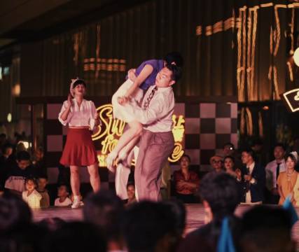 青城风尚新地标！呼市万象城「敢想时光风尚季」启幕，七夕客流破9万