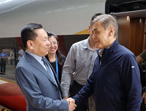 8月30日,上海合作组织秘书长叶尔梅克巴耶夫(右)抵达天津出席上合组织峰会。 上海合作组织官网
