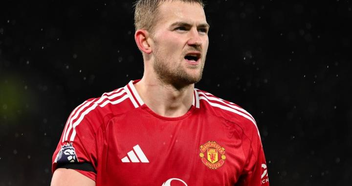 德里赫特：没跑去角球区与B费庆祝进球，想保留体力用于最后防守