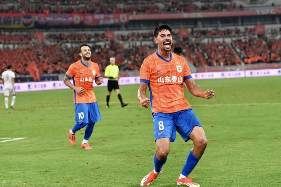 国安吞下6球后，王刚跟球迷起冲突，张玉宁道歉，马德兴看好泰山