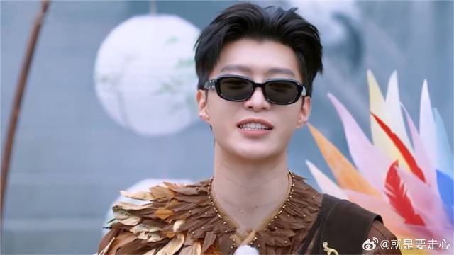 范丞丞这嘴也太损！现场怼脸嘲讽姚译添，给白鹿都笑岔气啦！