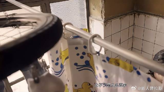 胡亮洗澡参加演唱会，不料衣服被偷，画面太美不敢看