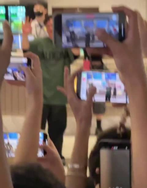 陈奕迅香港机场被偶遇，身形消瘦明显